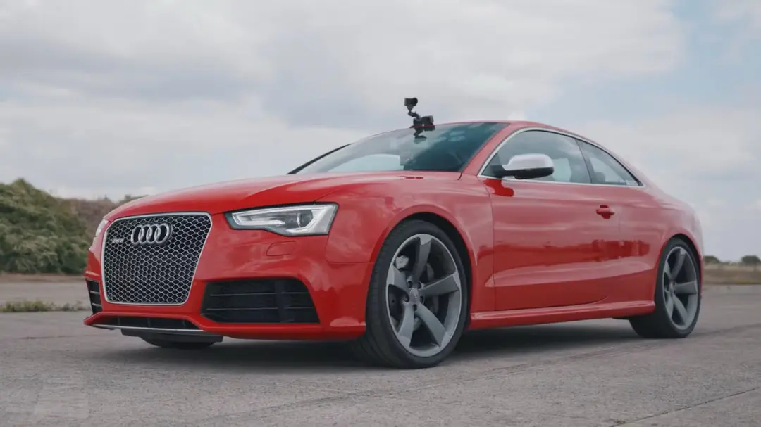 خودروی قرمز آئودی RS5 (Audi RS5) با دوربین نصب شده روی سقف