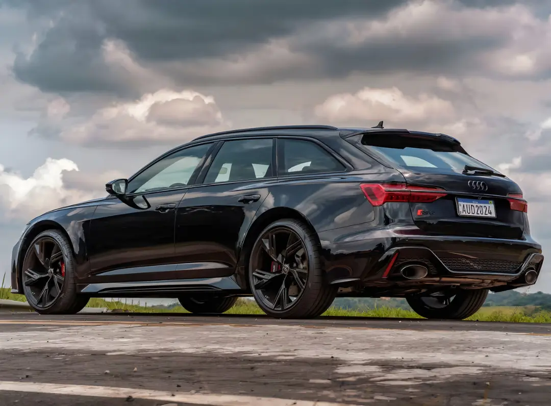خودرو استیشن اسپرت آئودی (Audi) RS 6 آوانت مشکی رنگ در جاده
