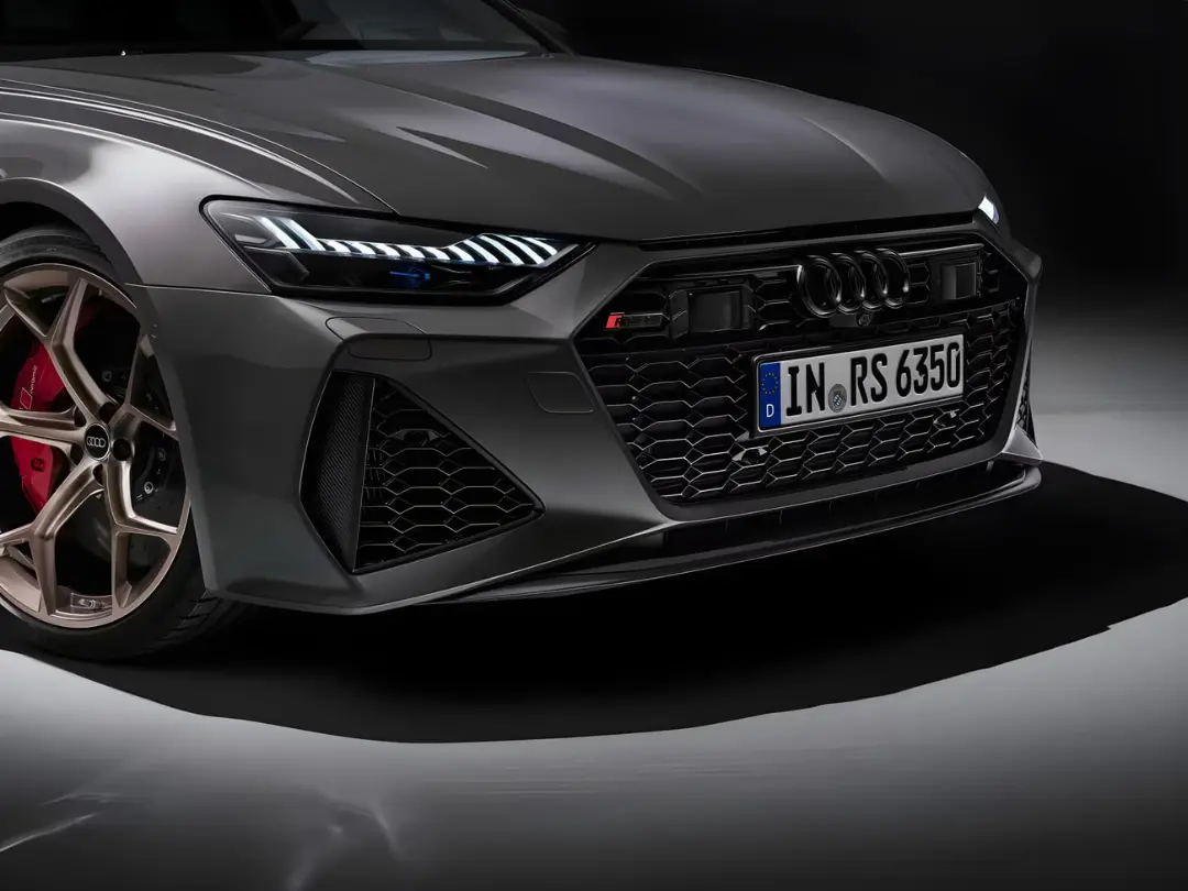 نمای نزدیک از جلو و جلوپنجره خودروی اسپرت آئودی (Audi) RS 6 آوانت