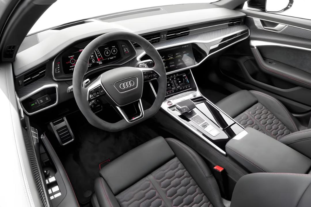 کابین خودروی اسپرت آئودی RS 6 آوانت (Audi RS 6 Avant) با صندلی‌های چرمی مشکی