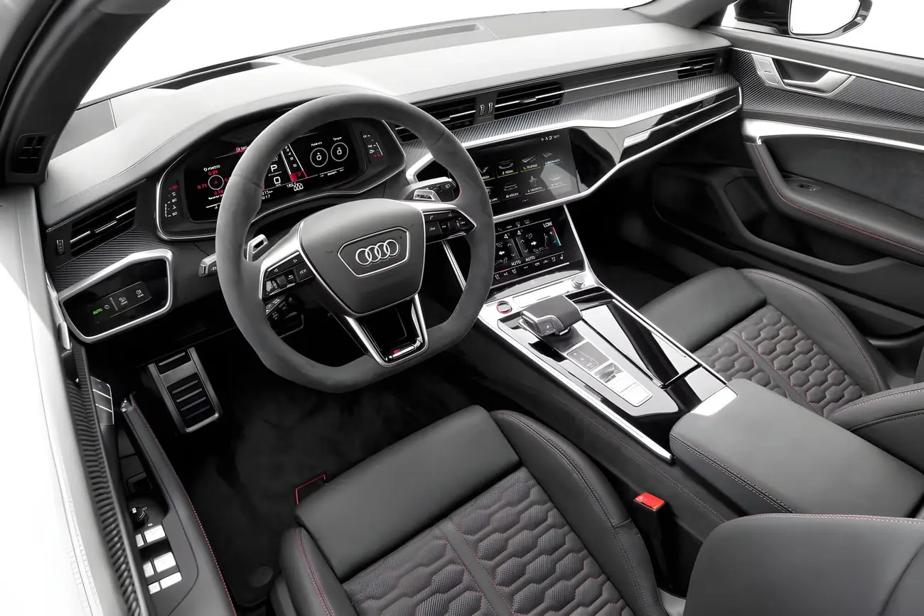 کابین خودروی اسپرت آئودی RS 6 آوانت (Audi RS 6 Avant) با صندلی‌های چرمی مشکی