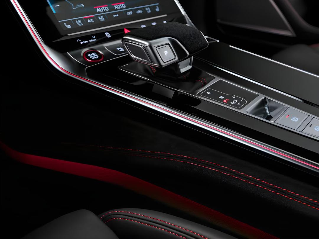 کنسول مرکزی و دسته دنده خودروی آئودی (Audi) با دوخت قرمز