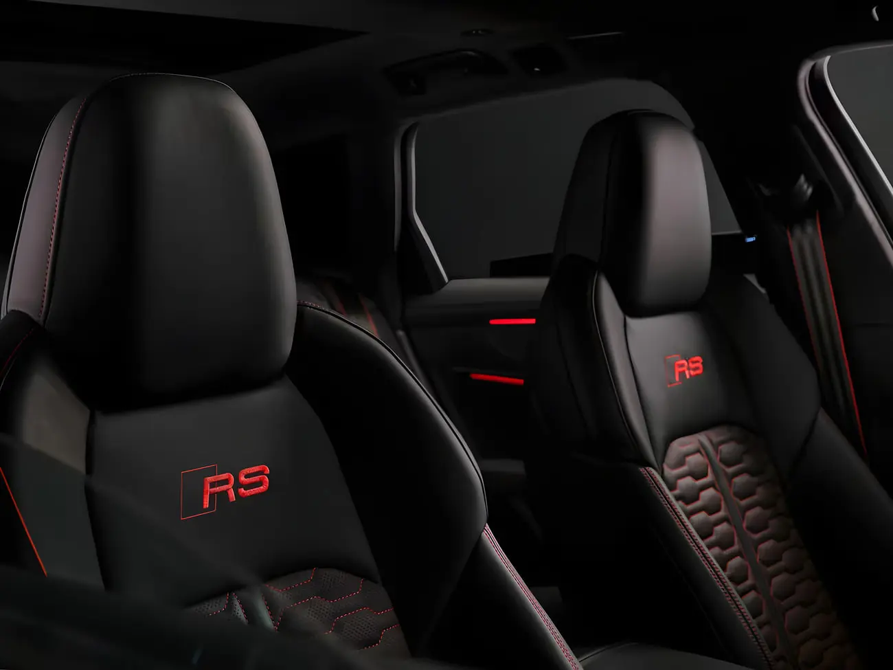 صندلی‌های چرمی مشکی با دوخت قرمز و نشان RS در خودروی آئودی (Audi)