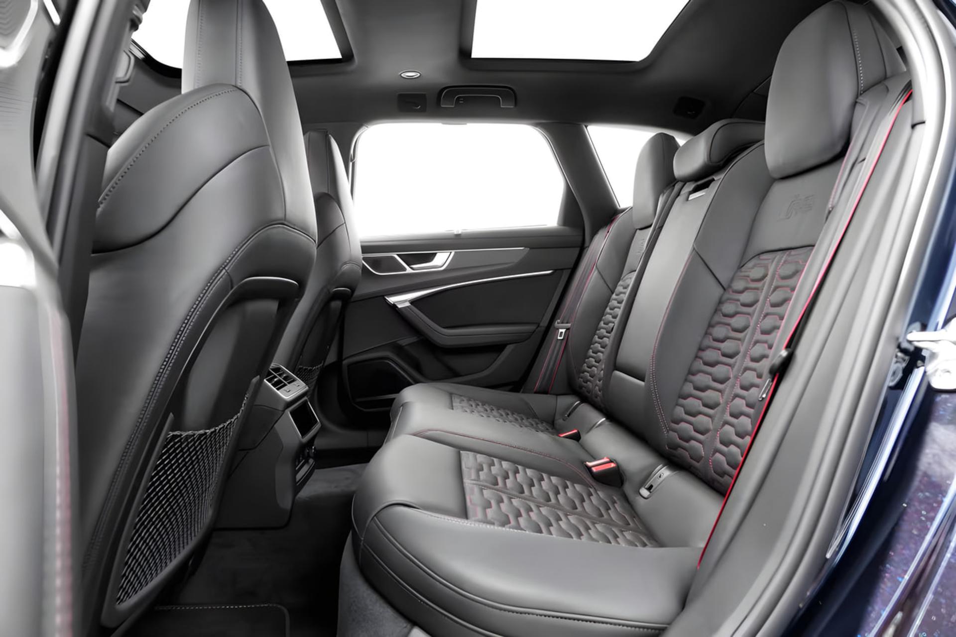 صندلی‌های چرمی مشکی با دوخت قرمز در کابین خودروی آئودی (Audi) RS 6 آوانت