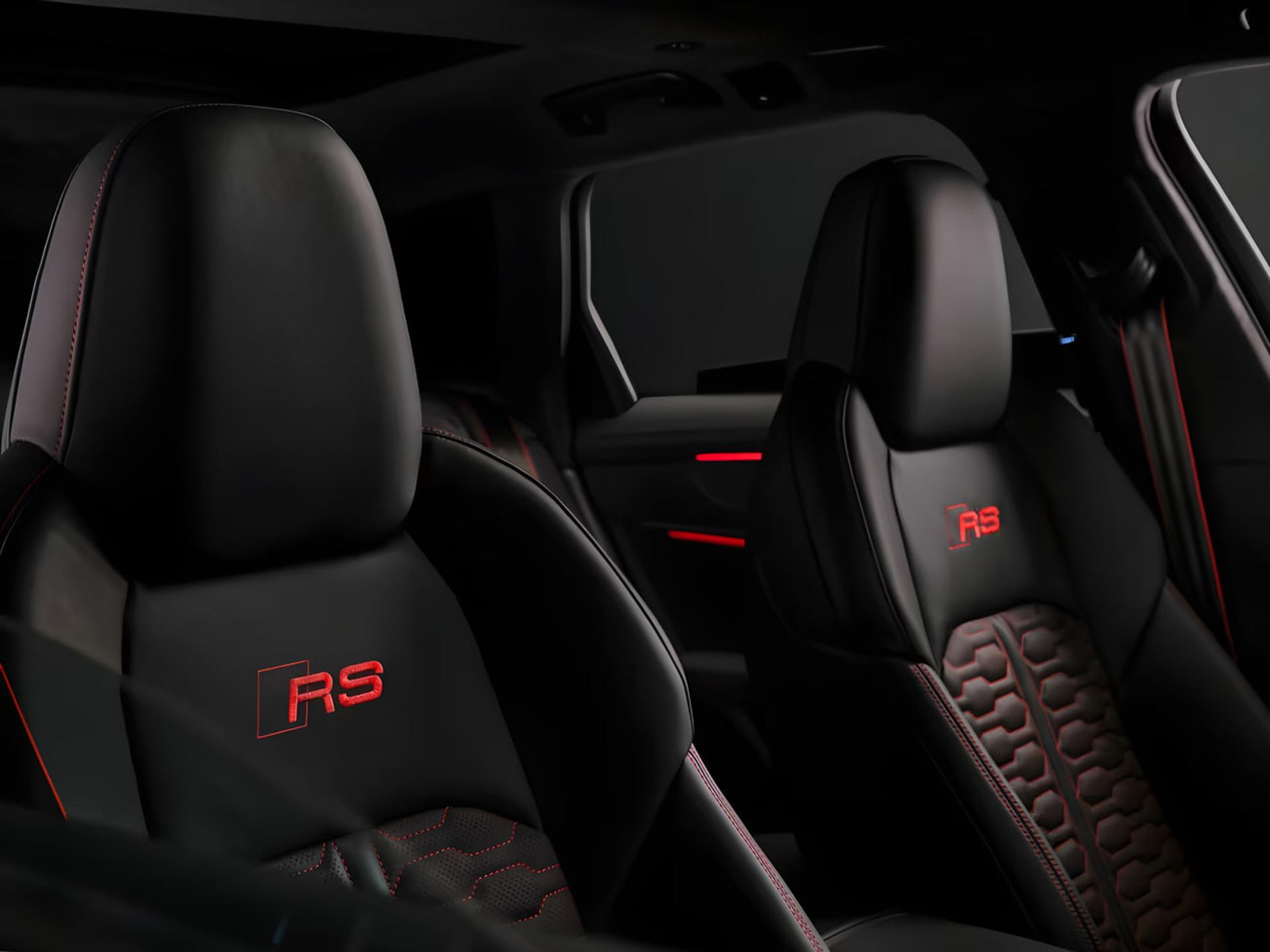 صندلی‌های چرمی مشکی با دوخت قرمز و نشان RS در خودروی آئودی (Audi)