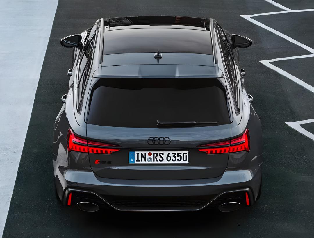 خودروی اسپرت آئودی RS 6 آوانت (Audi RS 6 Avant) در نمای عقب