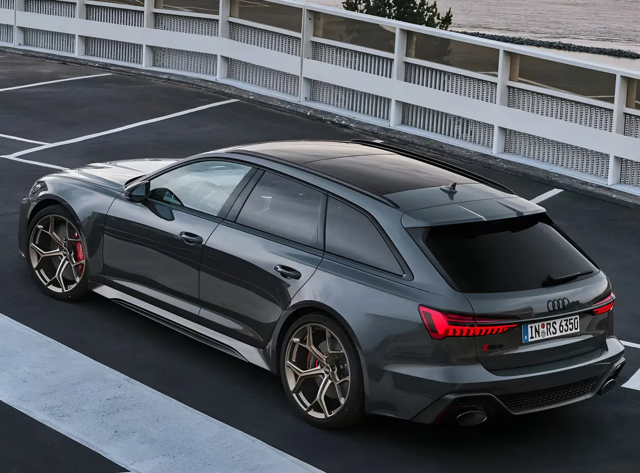 خودرو خاکستری آئودی RS 6 آوانت (Audi RS 6 Avant) در فضای باز