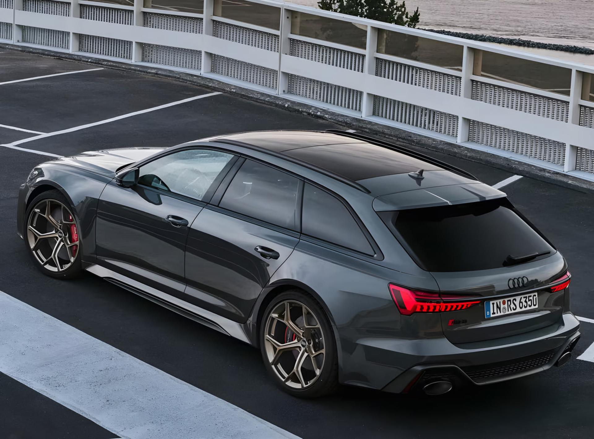 خودرو خاکستری آئودی RS 6 آوانت (Audi RS 6 Avant) در فضای باز