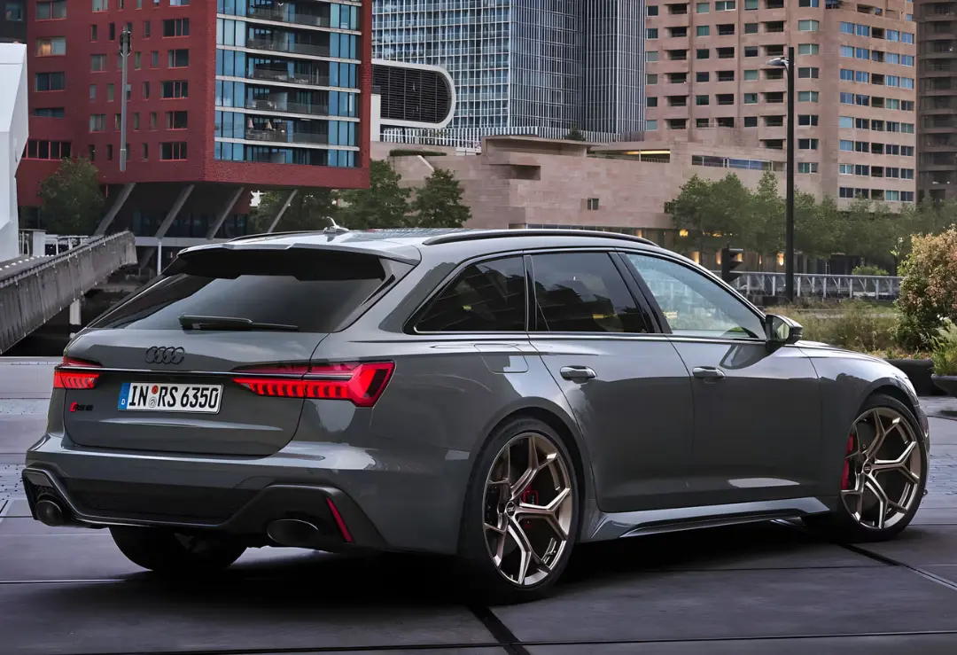 خودرو خاکستری آئودی RS 6 آوانت (Audi RS 6 Avant) در فضای شهری