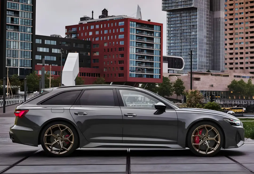 خودرو استیشن واگن آئودی RS 6 آوانت (Audi RS 6 Avant) خاکستری در فضای شهری