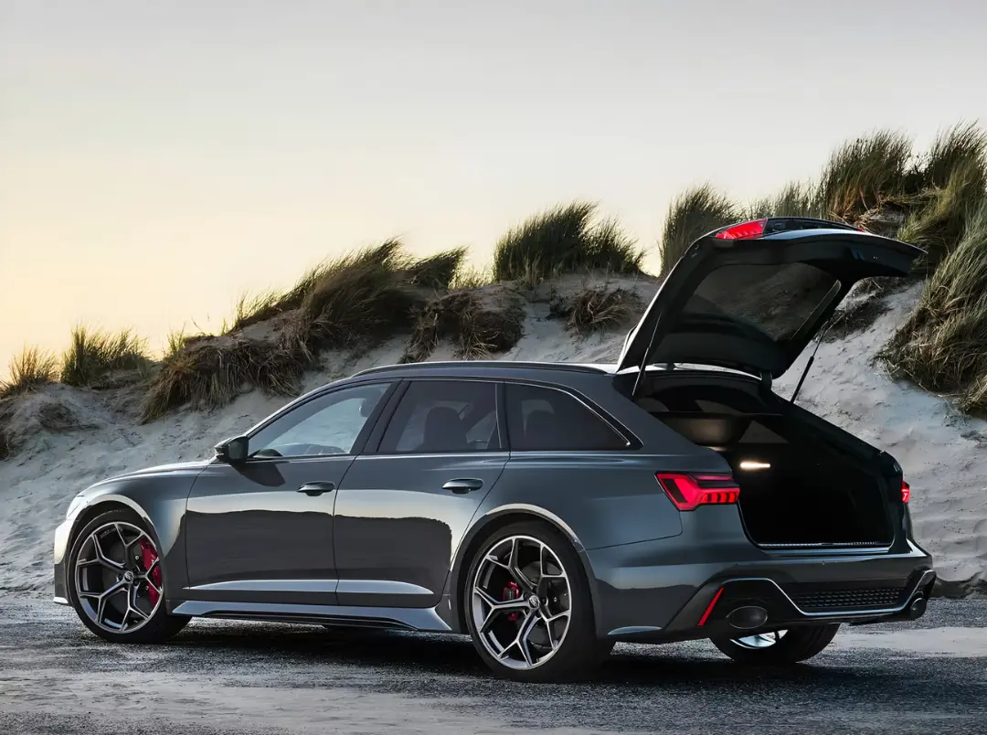 خودرو اسپرت آئودی RS 6 آوانت (Audi RS 6 Avant) با در صندوق باز در ساحل