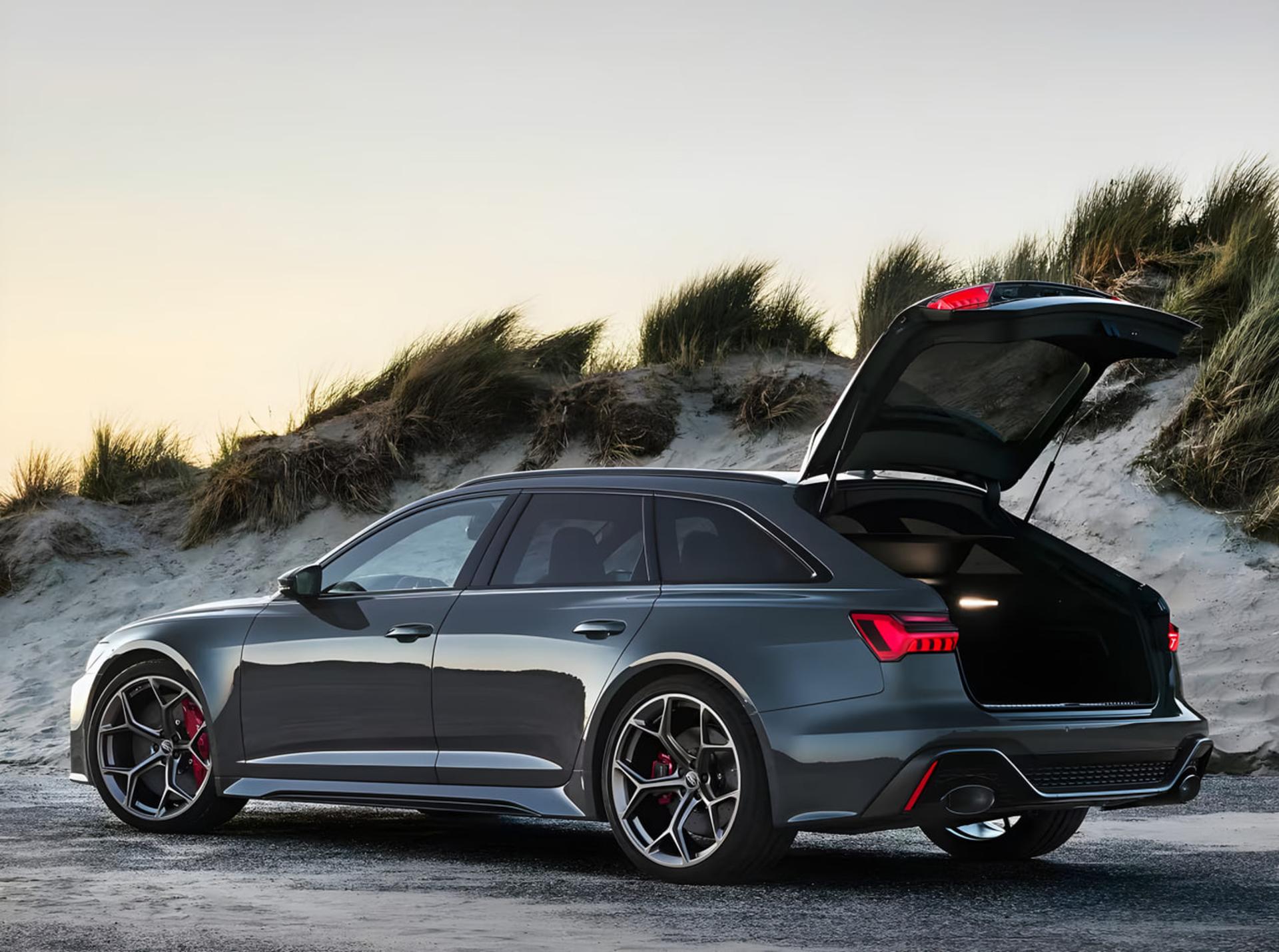 خودرو اسپرت آئودی RS 6 آوانت (Audi RS 6 Avant) با در صندوق باز در ساحل