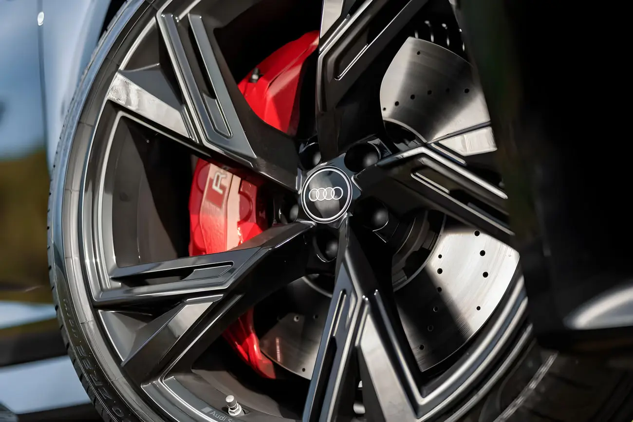 چرخ و کالیپر قرمز ترمز خودروی آئودی (Audi) RS 6 آوانت