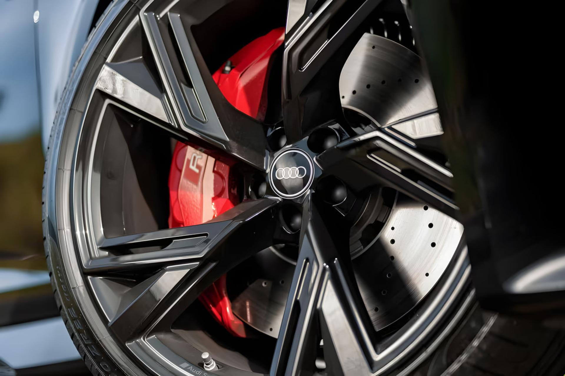 چرخ و کالیپر قرمز ترمز خودروی آئودی (Audi) RS 6 آوانت