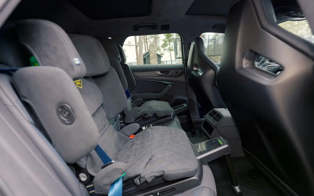صندلی کودک (Child Seat) نصب شده در صندلی عقب خودروی آئودی (Audi) RS6