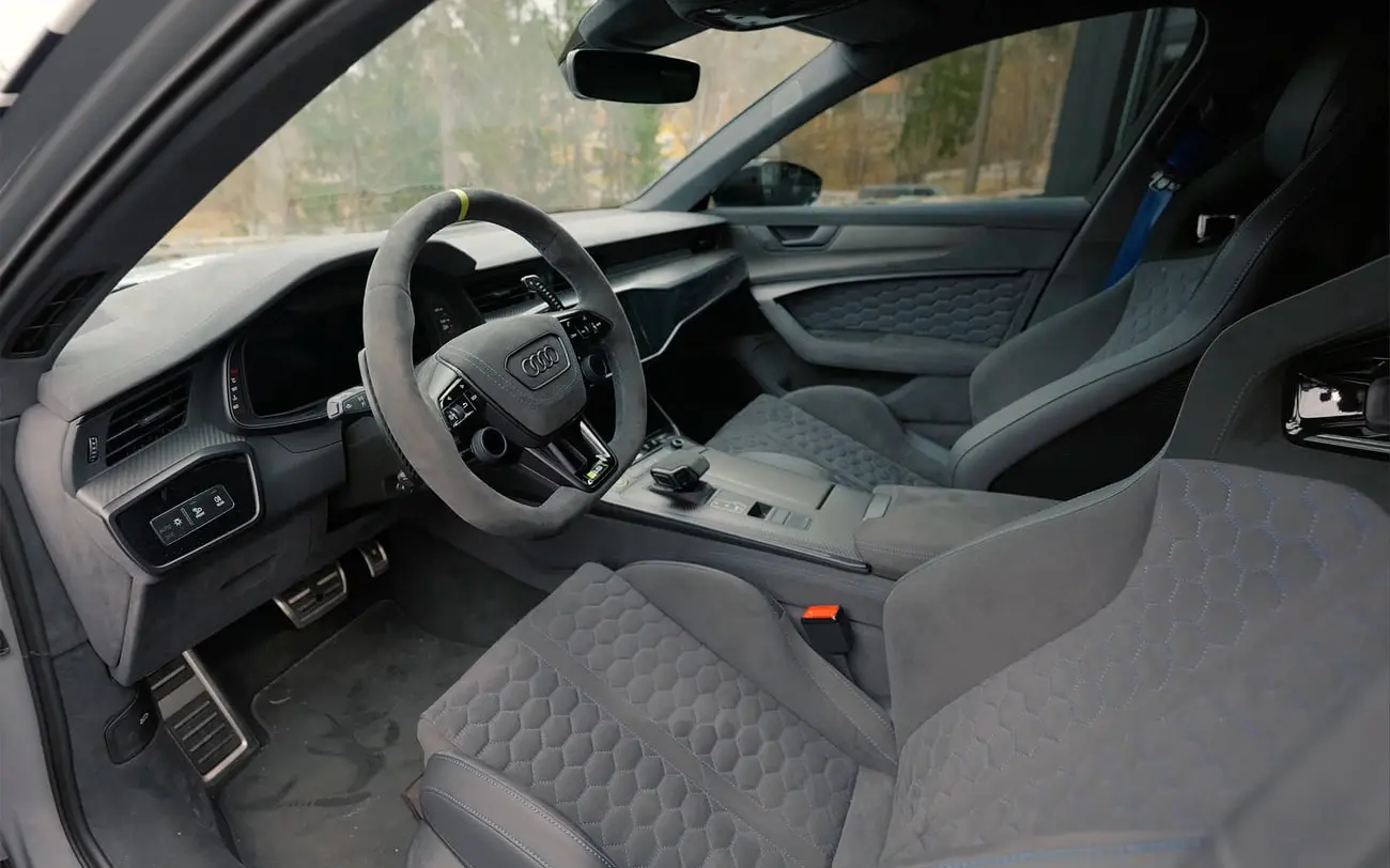کابین داخلی خودروی آئودی (Audi) RS6 با صندلی‌های چرمی طرح لانه زنبوری