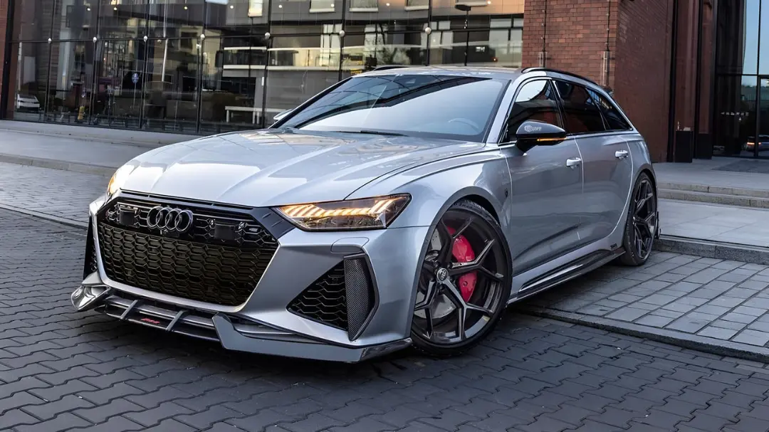 خودرو آئودی (Audi) RS6 استیشن با رنگ نقره‌ای و رینگ‌های مشکی