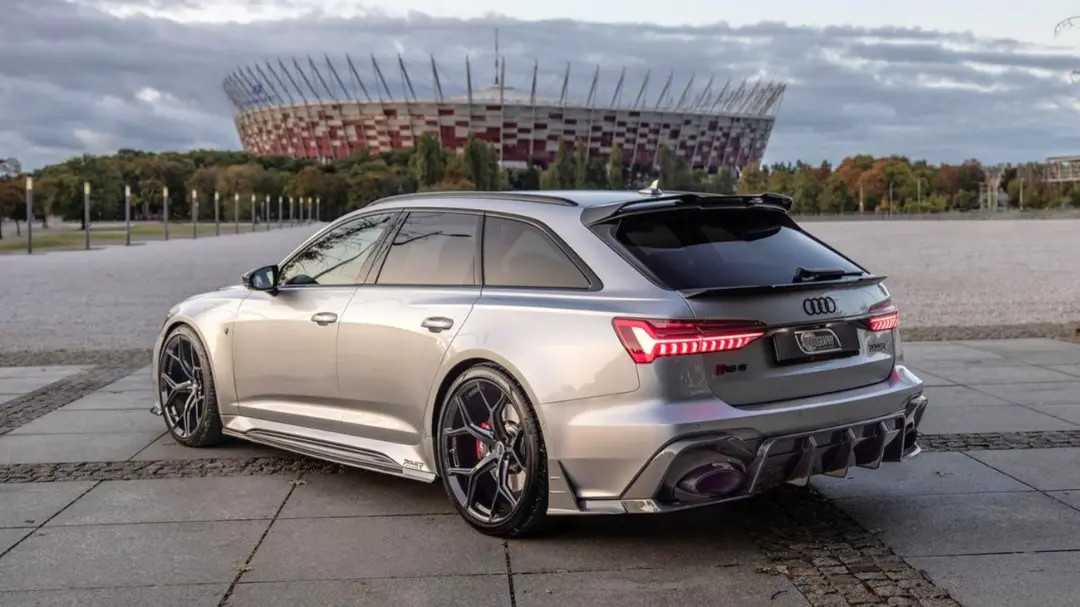 خودرو آئودی RS6 (Audi RS6) نقره‌ای در فضای باز