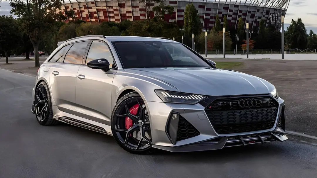 خودروی آئودی (Audi) RS6 استیشن با رینگ‌های مشکی و تریم نقره‌ای
