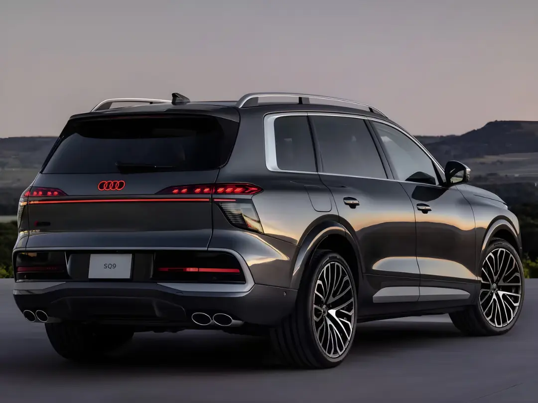 آئودی SQ9 (Audi SQ9) مدل ۲۰۲۷ با نمای عقب و چرخ‌های اسپرت