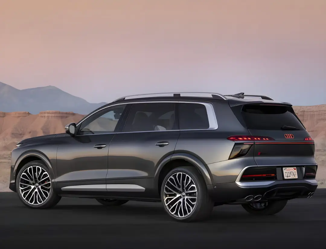 خودرو آئودی SQ9 (Audi SQ9) مدل ۲۰۲۷ در نمای نیم‌رخ عقب