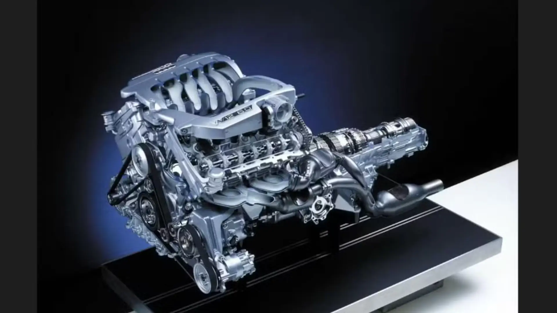 موتور V8 (V8) آئودی (Audi) با طراحی مهندسی‌شده و پیچیده
