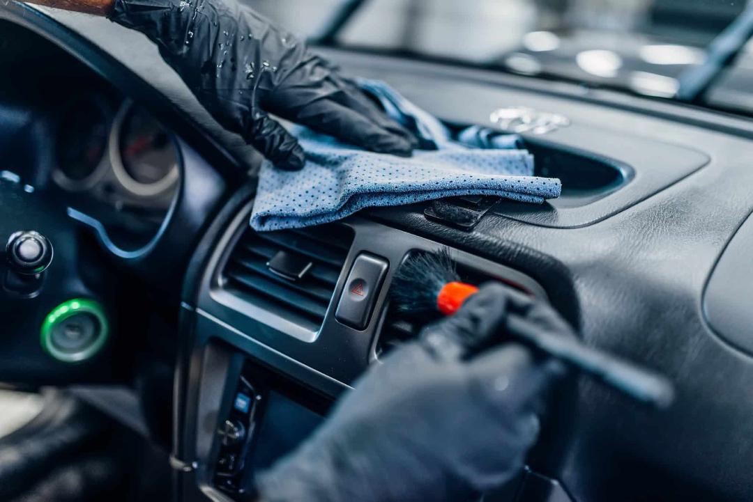 دیتیلینگ کابین خودرو
