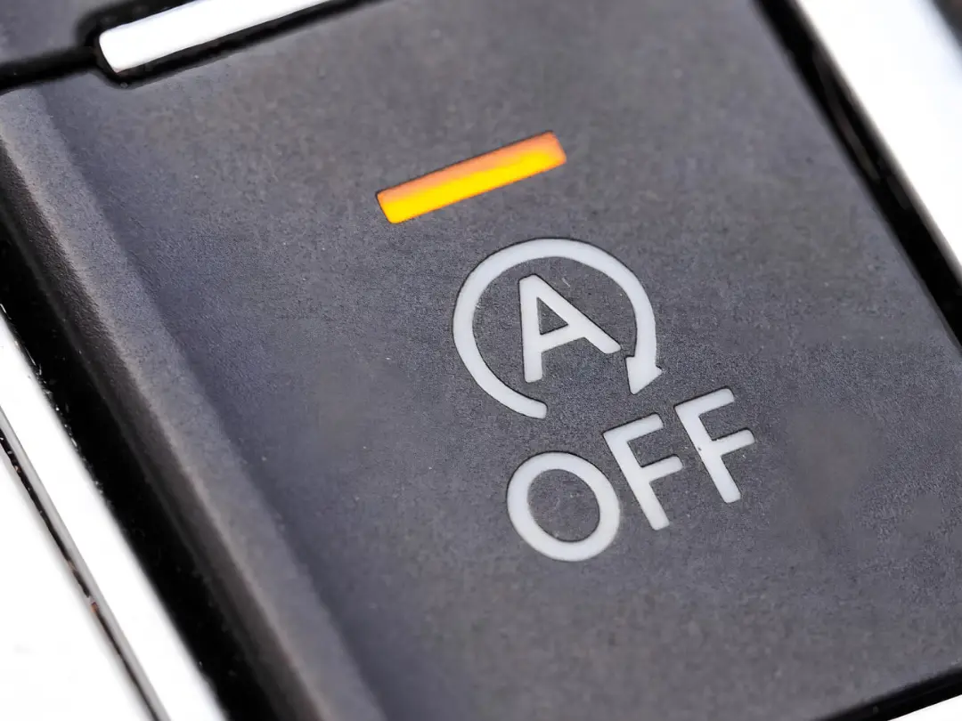 دکمه کنترل سیستم استارت استاپ (Auto Stop-Start) با چراغ نشانگر روشن