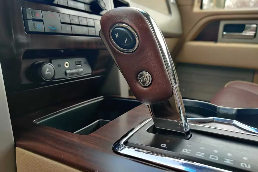 دسته دنده (Gear Shifter) در کنسول میانی خودروی اتوماتیک با حالت T/H