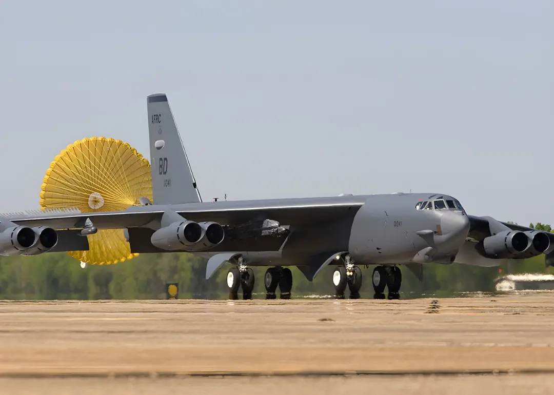 هواپیمای بمب‌افکن بوئینگ بی-۵۲ (Boeing B-52 Stratofortress) با چتر زرد رنگ در حال فرود