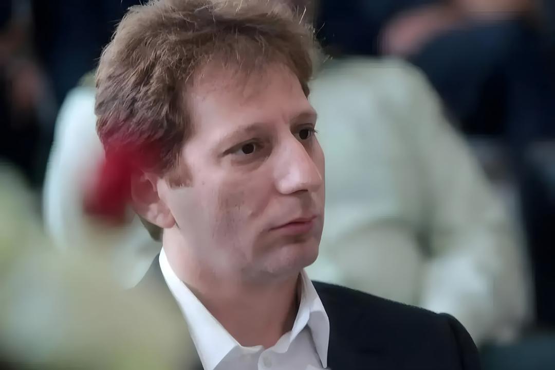 بابک زنجانی (Babak Zanjani) در یک مراسم یا نشست رسمی