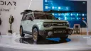 شاسی‌بلند هیبریدی بایک (BAIC) با رنگ سبز روشن در نمایشگاه خودرو