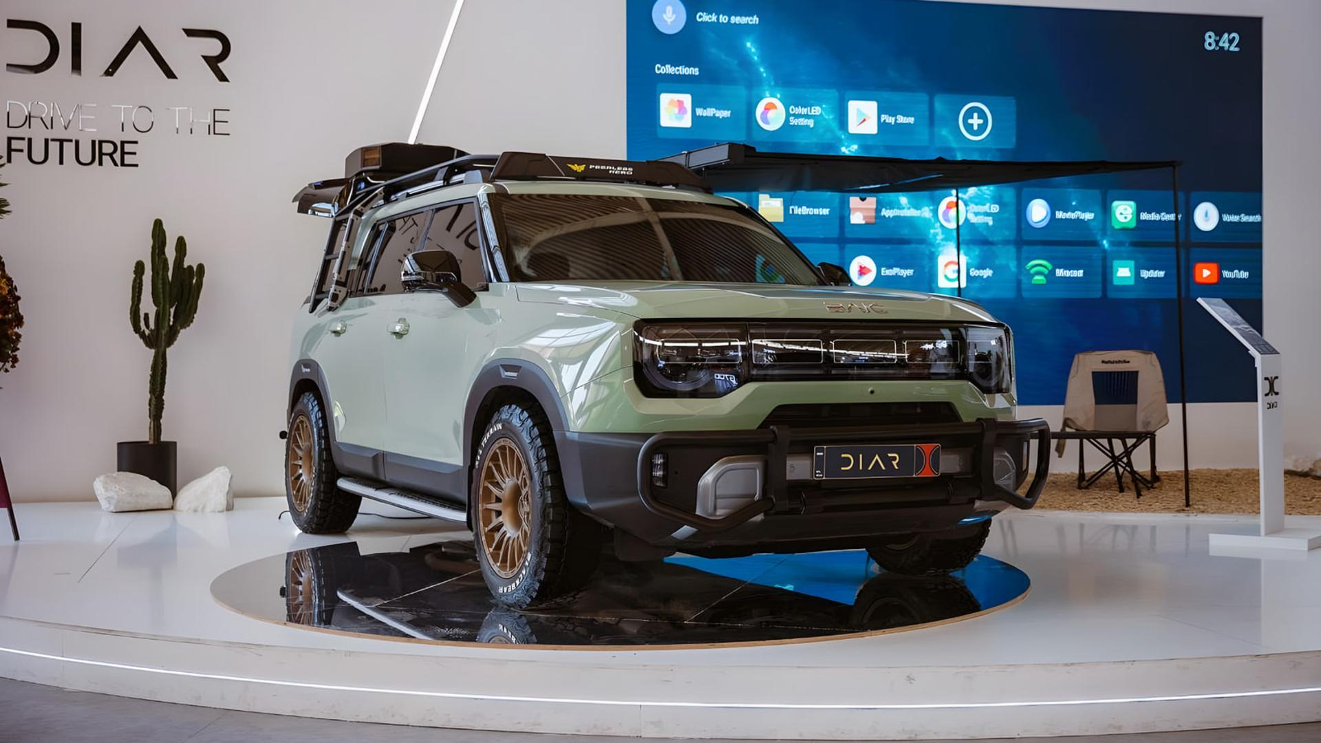 شاسی‌بلند هیبریدی بایک (BAIC) با رنگ سبز روشن در نمایشگاه خودرو