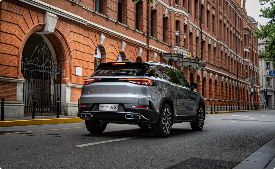خودرو بایک X7 (BAIC X7) خاکستری در حال حرکت در خیابان