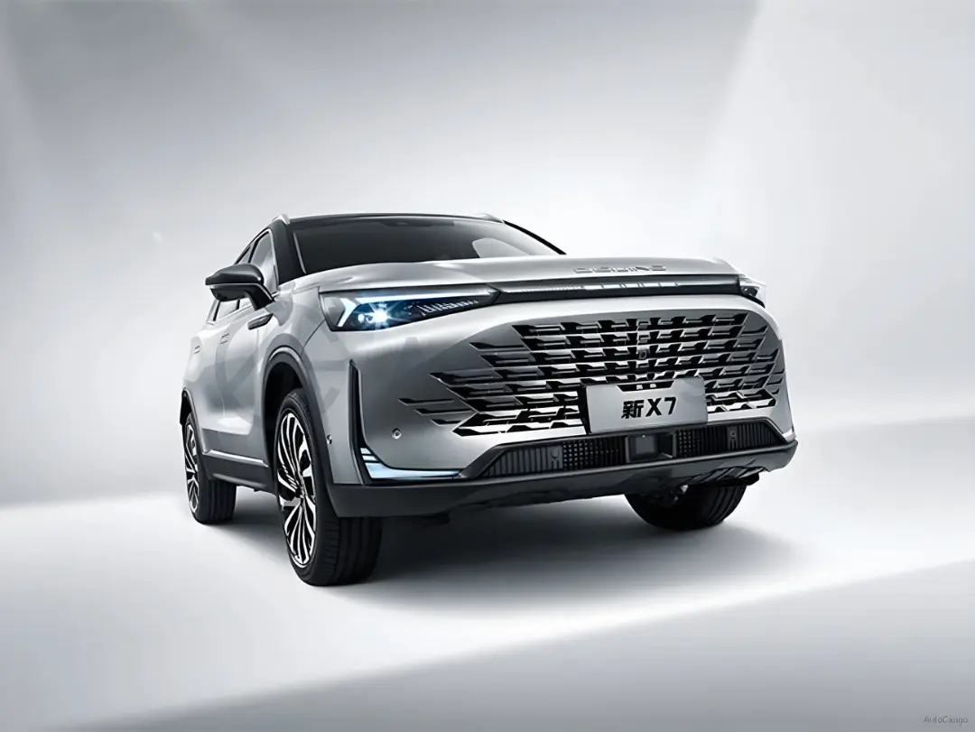 خودرو BAIC X7 (BAIC X7) با رنگ نقره‌ای در استودیو
