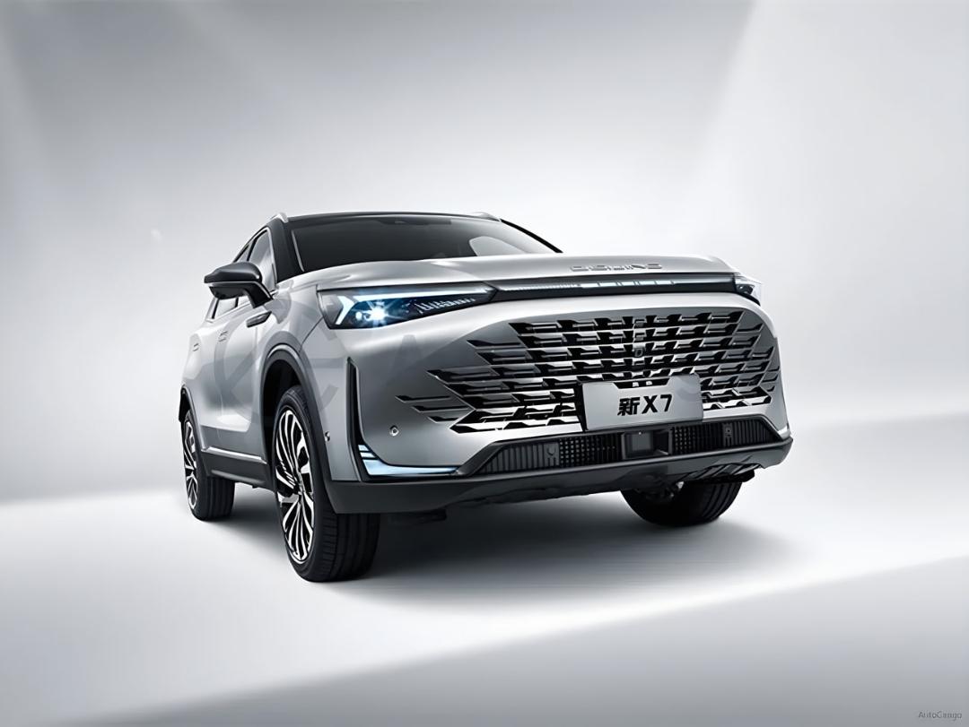 خودرو BAIC X7 (BAIC X7) با رنگ نقره‌ای در استودیو
