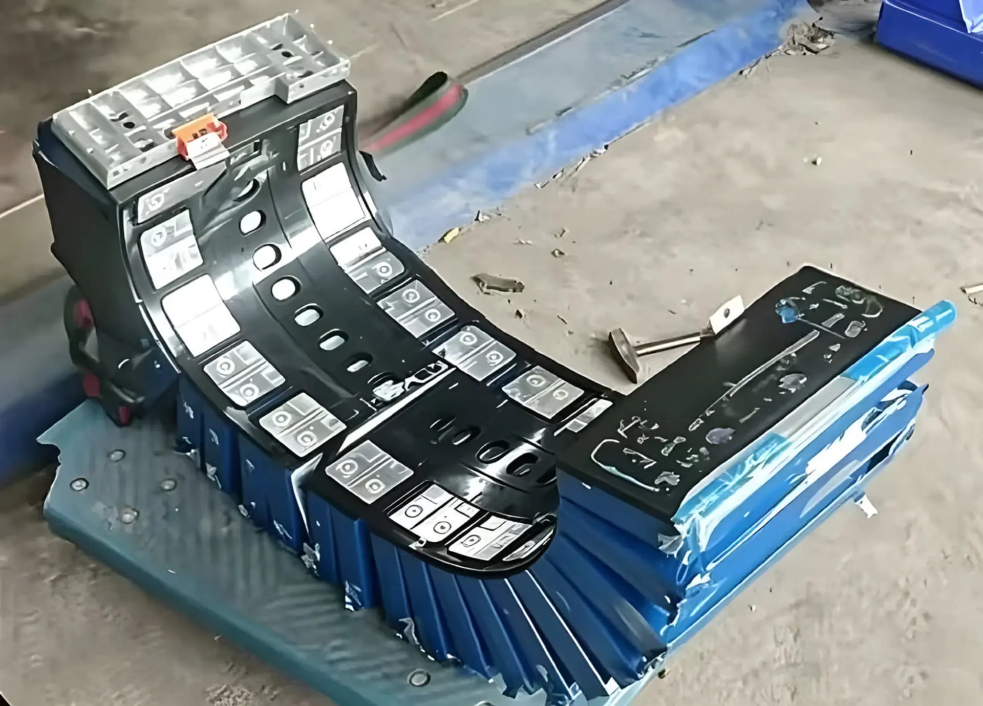 باتری موزی شکل (Banana-shaped battery) با سلول‌های لیتیومی در یک کارگاه