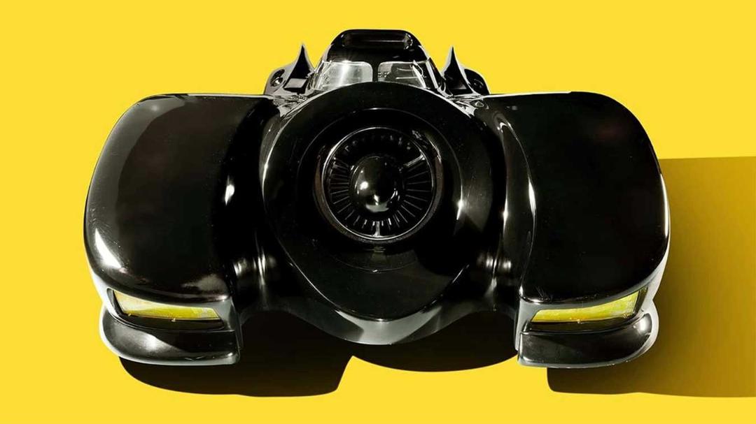 اتومبیل بت‌موبیل (Batmobile) مشهور فیلم بازگشت بتمن با بدنه سیاه براق