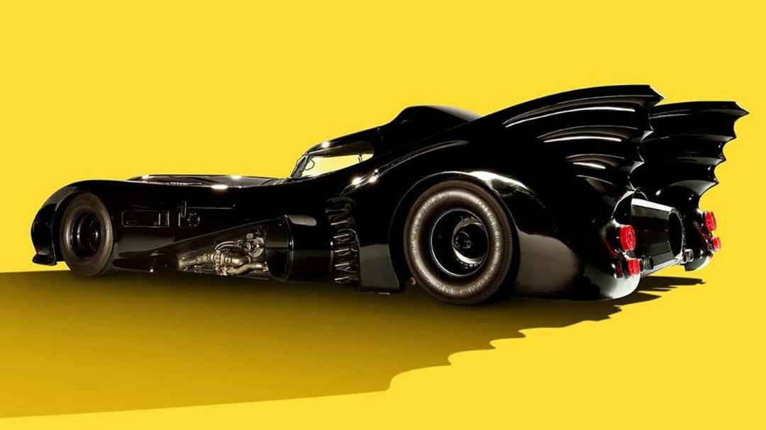 خودروی بت‌موبیل (Batmobile) فیلم بازگشت بتمن با بدنه مشکی و بال‌های بزرگ