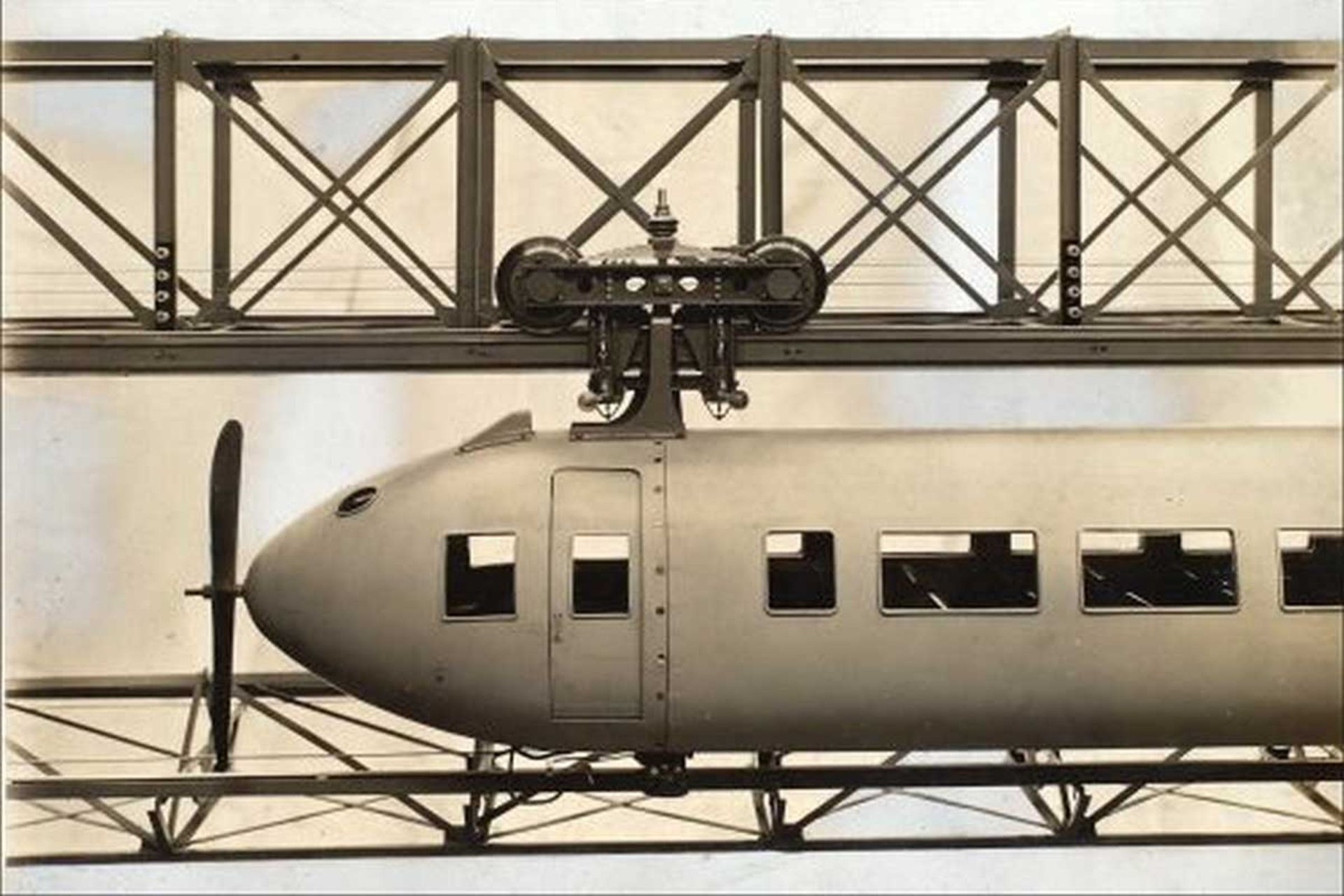 ریل‌پلن وسیله عجیب