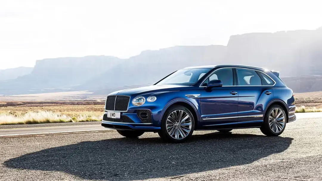 بنتلی بنتایگا (Bentley Bentayga) آبی رنگ در جاده‌ای کویری