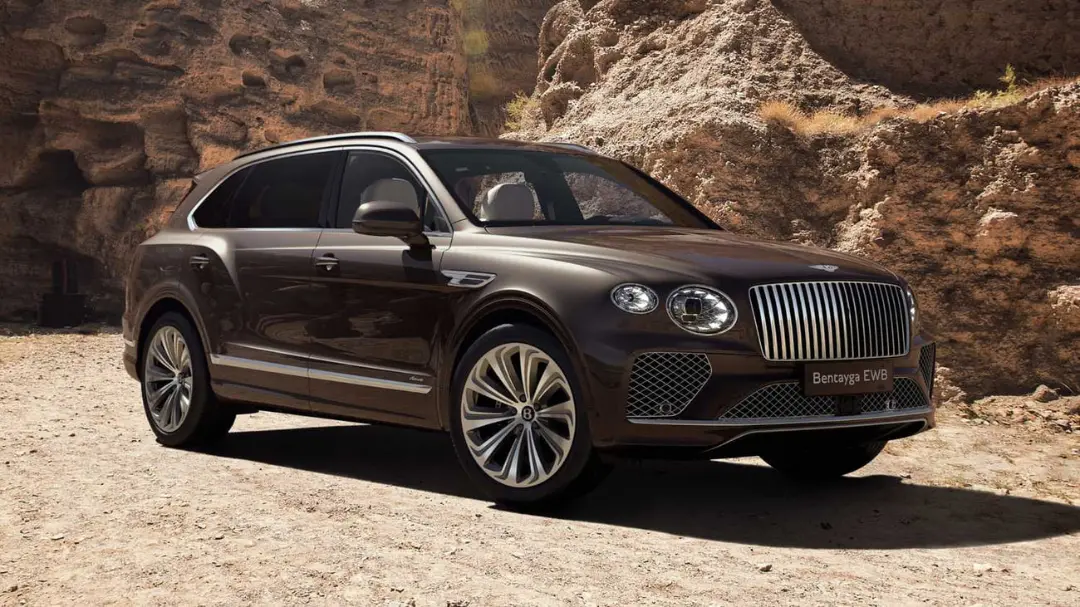 بنتلی بنتایگا (Bentley Bentayga) EWB قهوه‌ای رنگ در مسیر کوهستانی