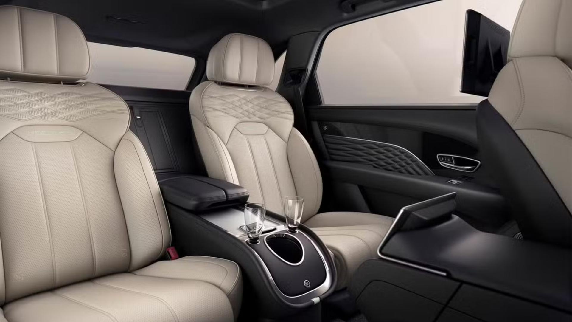 صندلی‌های چرمی کرم‌رنگ در کابین لوکس خودروی بنتلی بنتایگا (Bentley Bentayga)