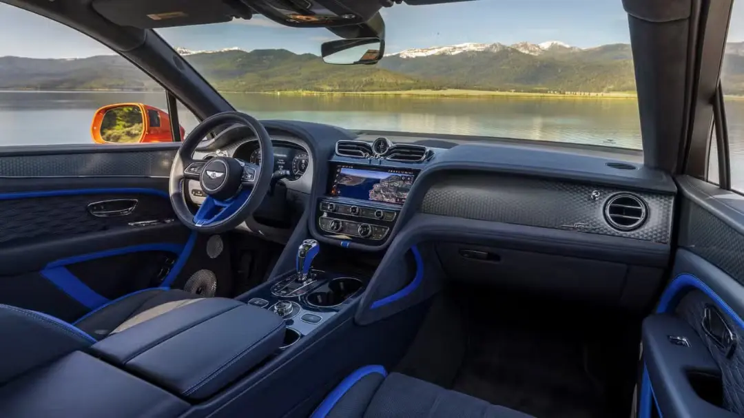کابین لوکس خودروی بنتلی بنتایگا (Bentley Bentayga) با طراحی چرم و رنگ آبی