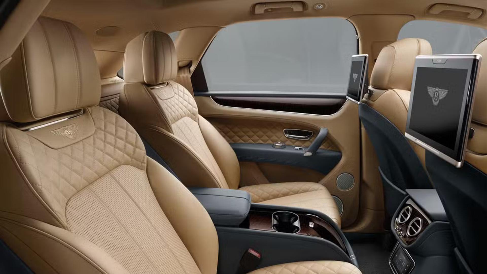 صندلی‌های چرمی و مجهز به نمایشگر در کابین خودروی بنتلی بنتایگا (Bentley Bentayga)
