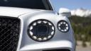 چراغ جلوی بنتلی بنتایگا اسپید (Bentley Bentayga Speed) روی بدنه سفید خودرو