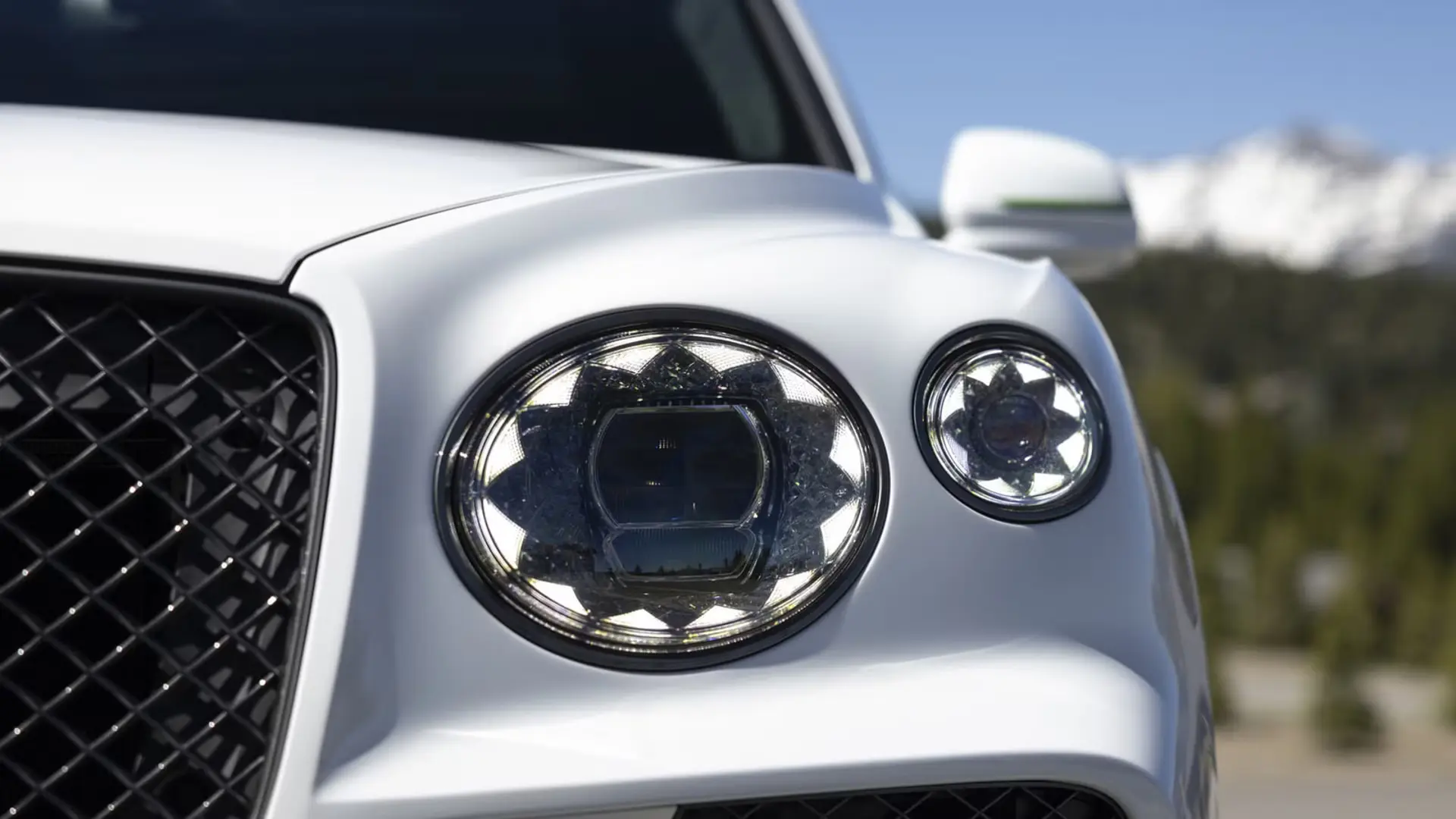 چراغ جلوی بنتلی بنتایگا اسپید (Bentley Bentayga Speed) روی بدنه سفید خودرو