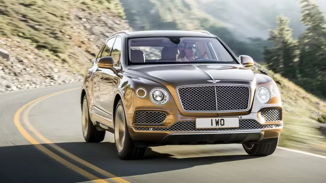 بنتلی بنتایگا (Bentley Bentayga) شاسی‌بلند لوکس در حال حرکت در جاده کوهستانی