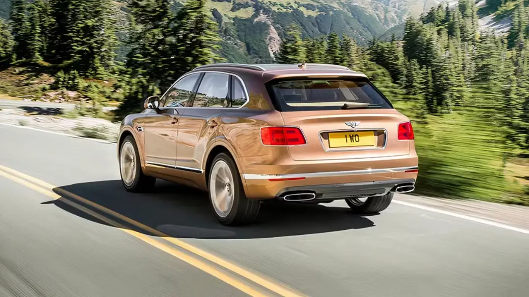 بنتلی بنتایگا (Bentley Bentayga) در حال حرکت در جاده‌ای کوهستانی