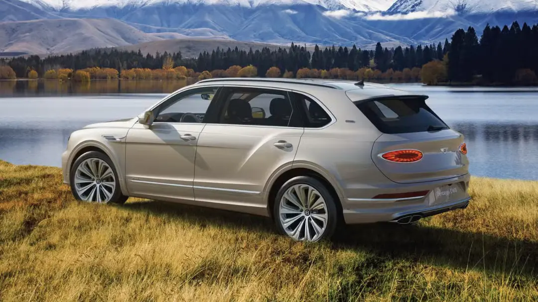 بنتلی بنتایگا (Bentley Bentayga) در کنار دریاچه و کوه‌های پوشیده از برف